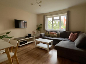 Serene 2 Bedroom Flat Free Parking Close to Tube